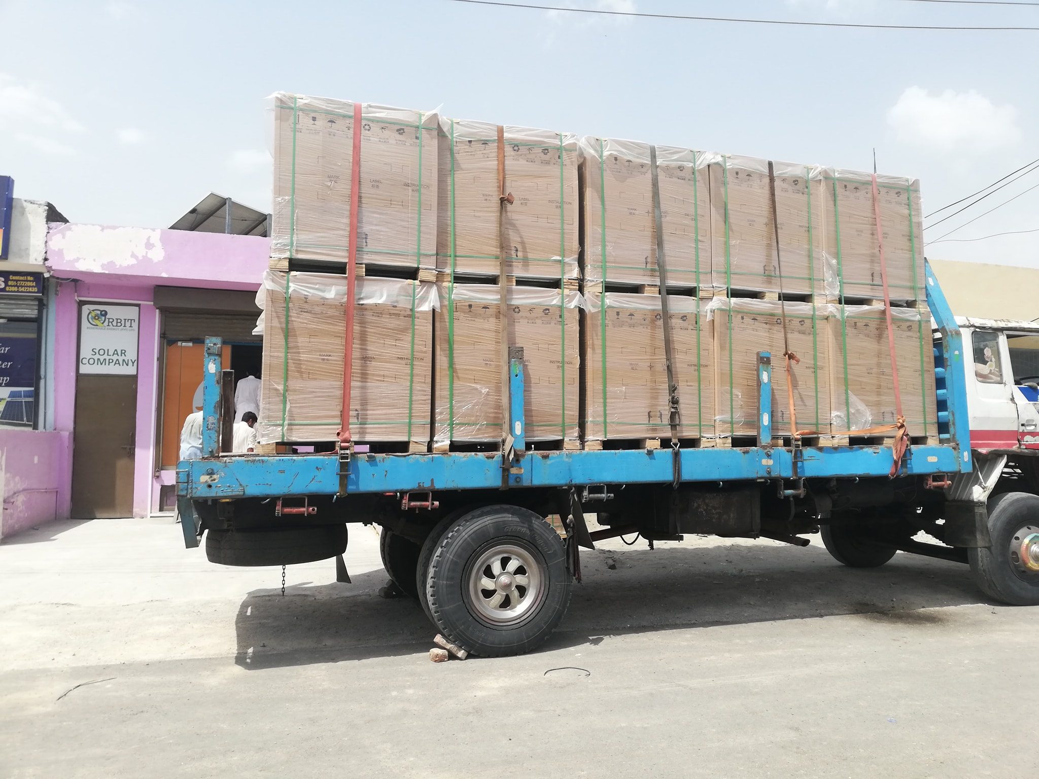 10 pallets of LONGi 540W Solar PV Modules unloading (6)